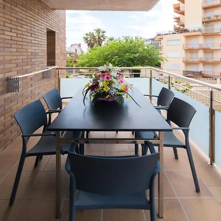 Schoene Mit Terrasse Und Pool Nahe Dem Und Geschaeften Inmosantos Daniel Tipob