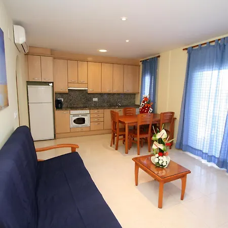 Schoene Mit Terrasse Und Pool Nahe Dem Und Geschaeften Inmosantos Daniel Tipob Apartment Roses