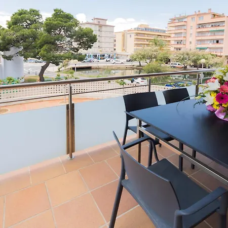 Apartment Schoene Mit Terrasse Und Pool Nahe Dem Und Geschaeften Inmosantos Daniel Tipob Roses