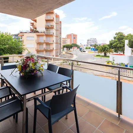 Schoene Mit Terrasse Und Pool Nahe Dem Und Geschaeften Inmosantos Daniel Tipob Roses