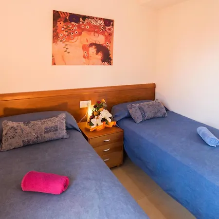 Schoene Mit Terrasse Und Pool Nahe Dem Und Geschaeften Inmosantos Daniel Tipob Apartment Roses