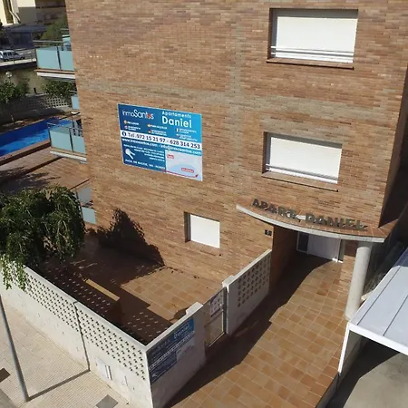 Schoene Mit Terrasse Und Pool Nahe Dem Und Geschaeften Inmosantos Daniel Tipob