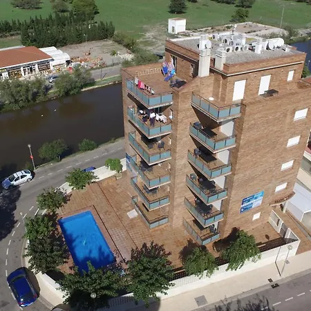 Schoene Mit Terrasse Und Pool Nahe Dem Und Geschaeften Inmosantos Daniel Tipob Roses